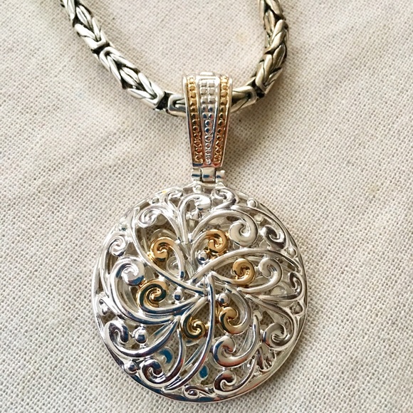 Gorgeous Silver Magnetic Medallion Necklace - Picture 3 of 6